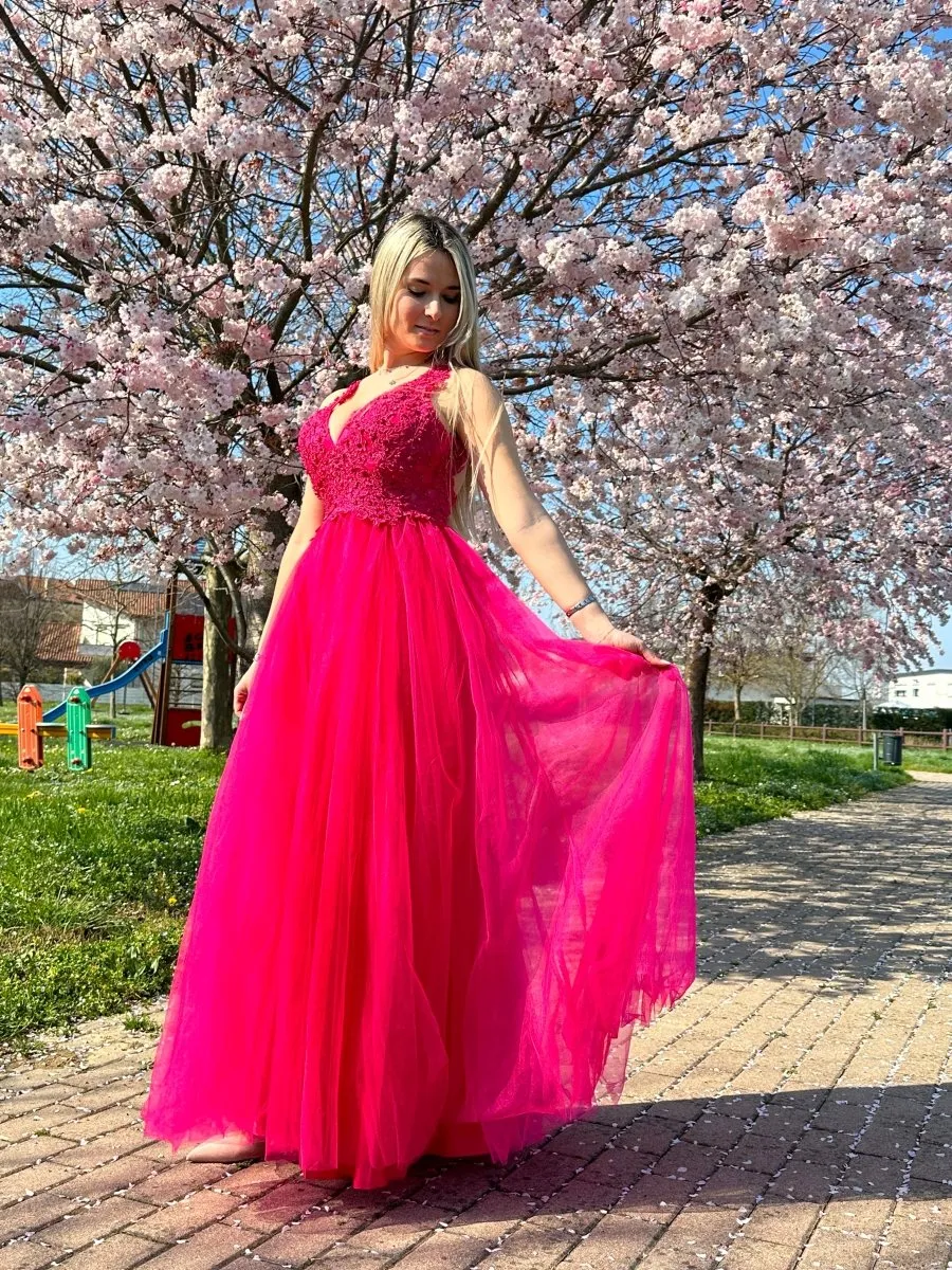 Abito fucsia con gonna in tulle, ricami in pizzo e perline
