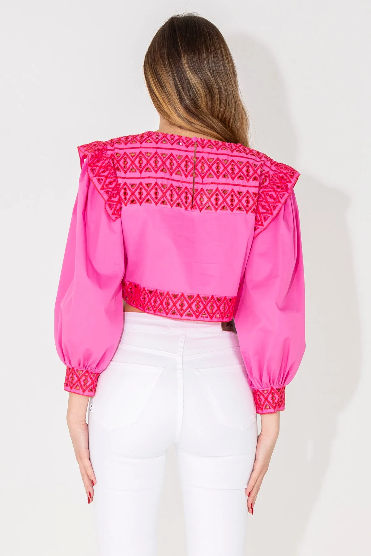 Blusa crop con dettagli a giorno